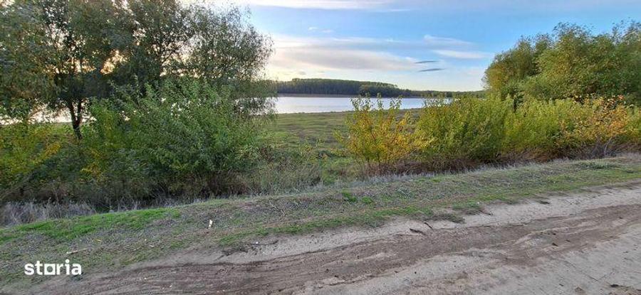 Teren de 2400 mp, în Peceneaga
