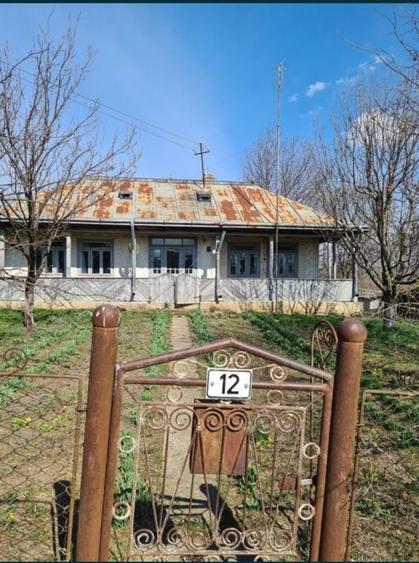 Casă cu 4 camere în Cervicești