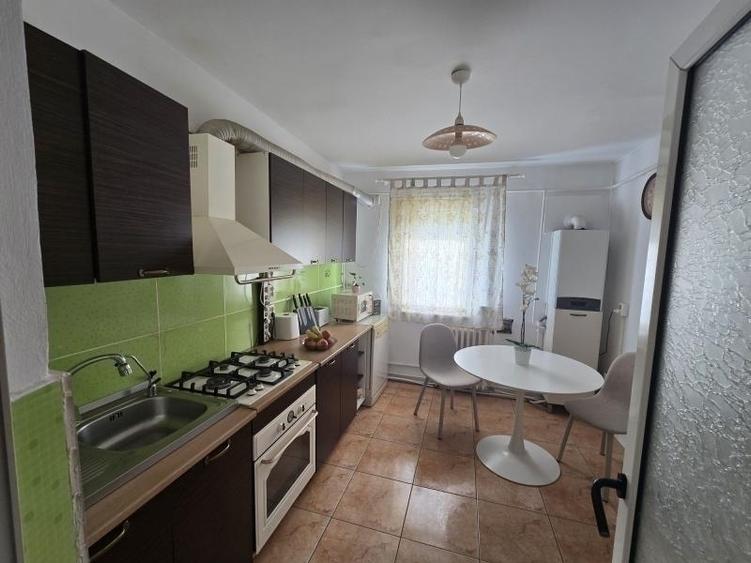Apartament cu 3 camere decomandat, mobilat în Târgu Cucu