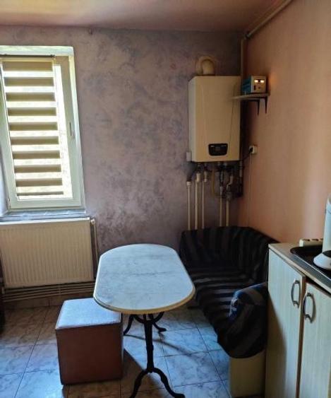 Apartament cu 3 camere semidecomandat în Abator