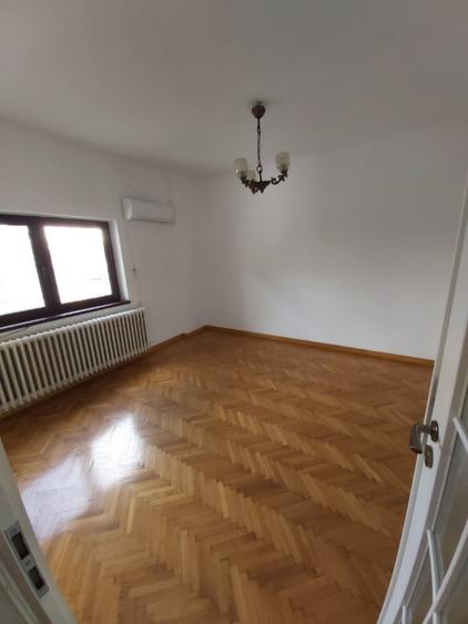 Casă cu 5 camere cu Teren 250 Mp în Victoriei