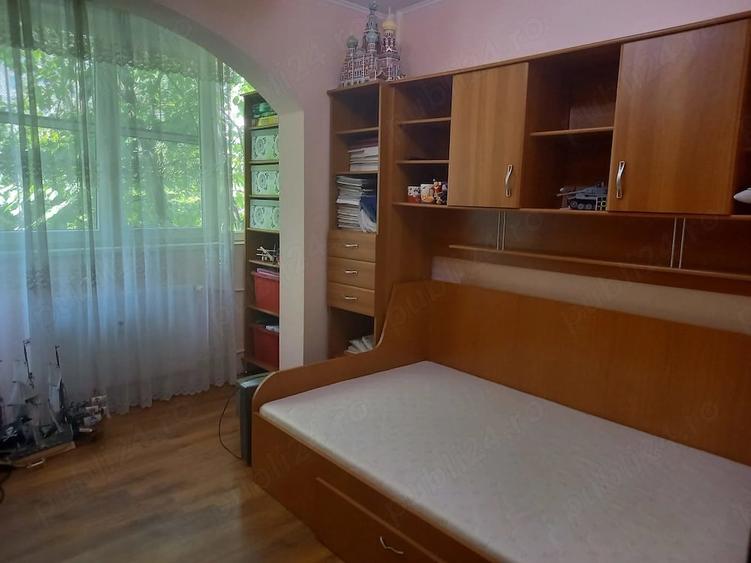 Apartament cu 4 camere semidecomandat în Drumul Taberei