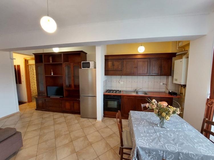 Apartament cu 3 camere decomandat, mobilat în Prundu