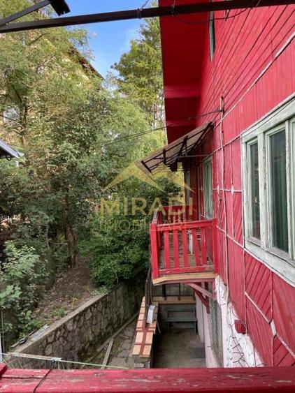 Casă individuală cu 7 camere cu Canalizare în Central