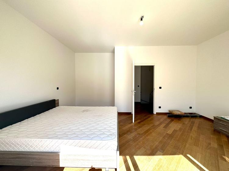 Apartament cu 5 camere decomandat în Primăverii