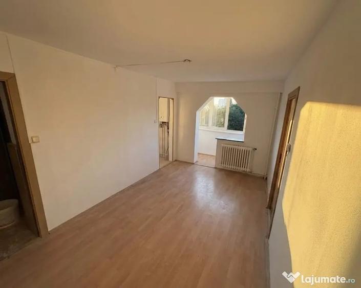 Apartament cu 3 camere semidecomandat în Dâmbu Pietros