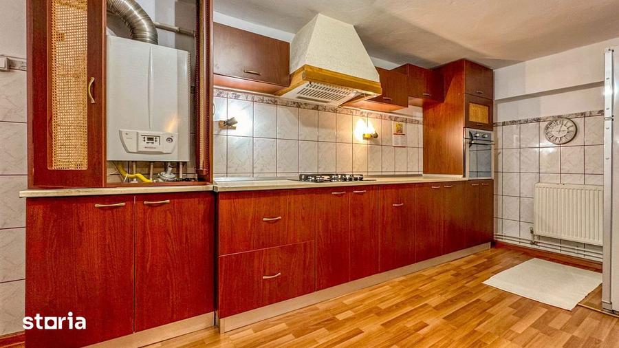 Casă cu 10 camere cu Teren 1422 Mp în Central