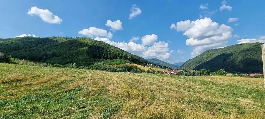 Teren de 5000 mp, în Gura Râului