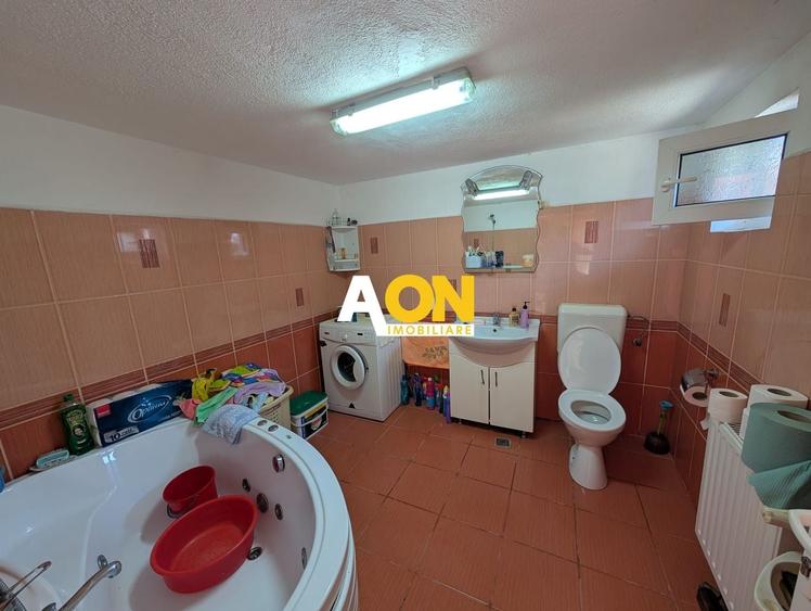 Casă individuală cu 4 camere cu Canalizare în Sud