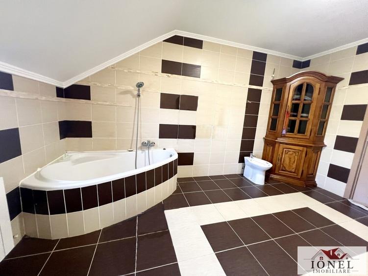 Casă cu 8 camere cu Canalizare în Est
