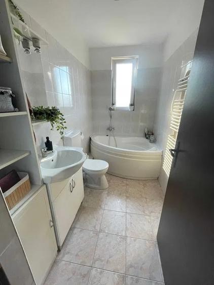 Apartament cu 4 camere semidecomandat în Europa