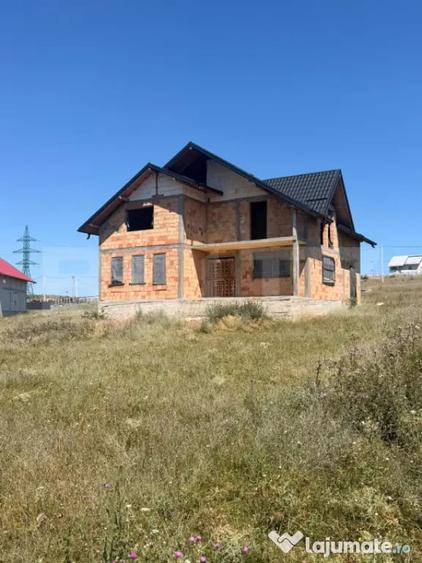 Casă cu 7 camere cu Teren 1000 Mp în Central
