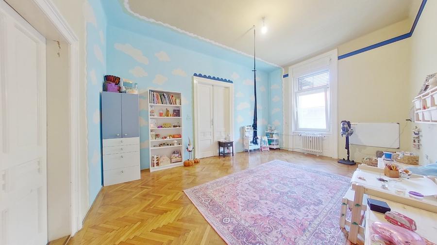 Apartament cu 3 camere semidecomandat, mobilat în Central