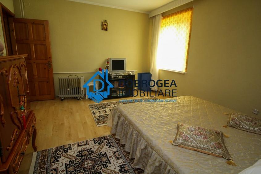 Casă individuală cu 8 camere cu Canalizare în Central