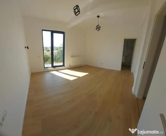 Casă cu 5 camere cu Teren 300 Mp în Central