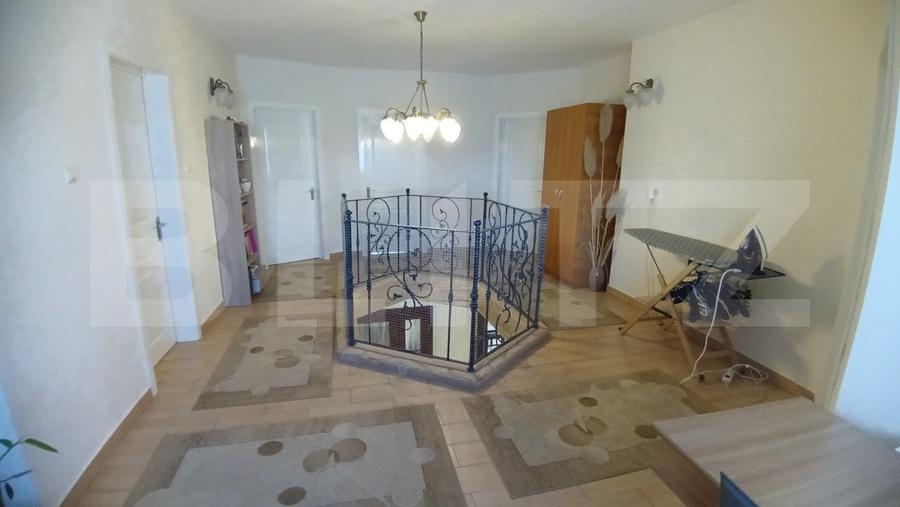 Casă individuală cu 7 camere cu Canalizare în Cetate