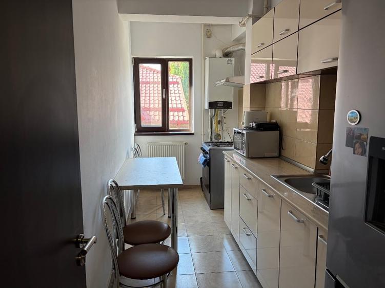 Apartament cu 3 camere decomandat, mobilat în Titan