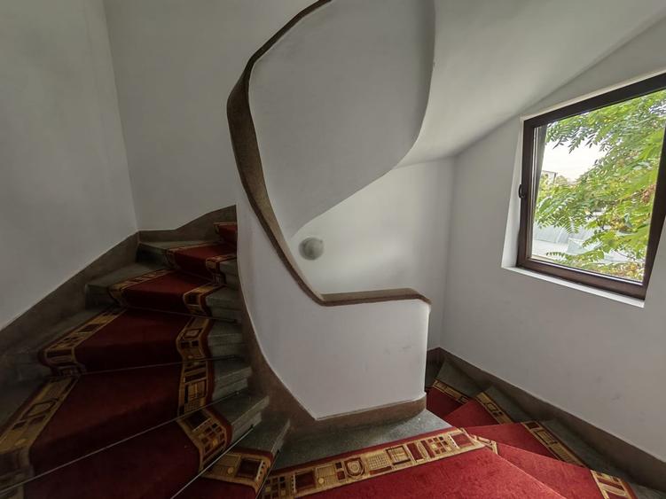 Apartament cu 6 camere nedecomandat în Aviatorilor
