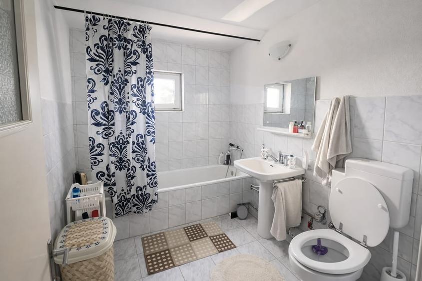 Apartament cu 3 camere decomandat în Nicolina
