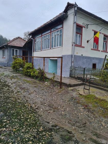 Casă cu 6 camere cu Teren 6000 Mp în Diviciorii Mici