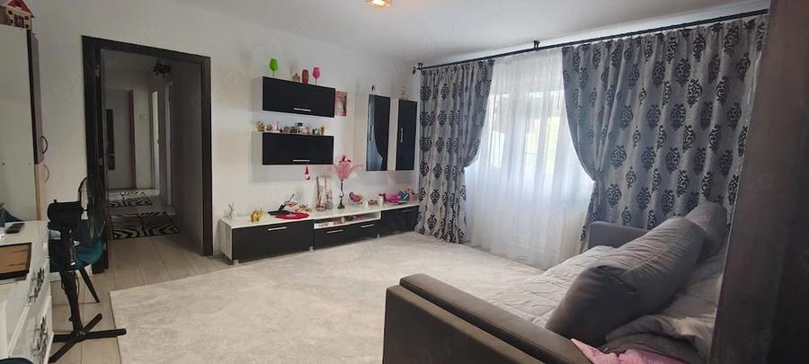 Apartament cu 3 camere semidecomandat în Central
