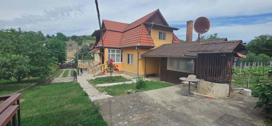 Casă individuală cu 5 camere cu Canalizare în Nord-Est