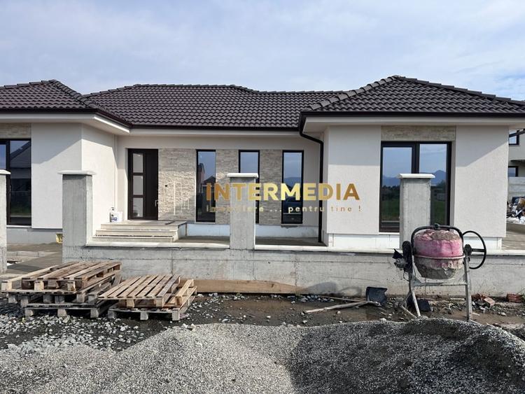 Casă individuală cu 3 camere cu Canalizare în Micești