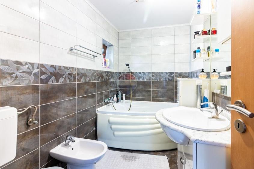 Casă individuală cu 8 camere cu Teren 440 Mp în Uverturii