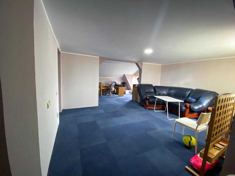 Casă cu 4 camere decomandat în Central