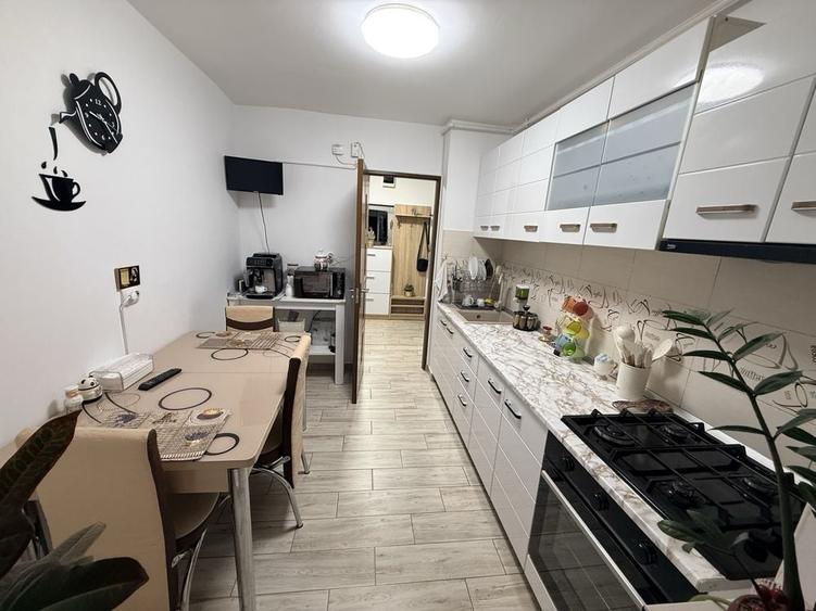 Apartament cu 3 camere decomandat în Crângași