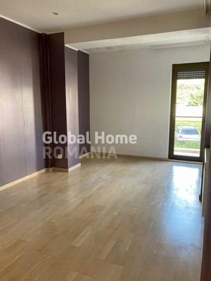 Apartament cu 4 camere decomandat în Băneasa