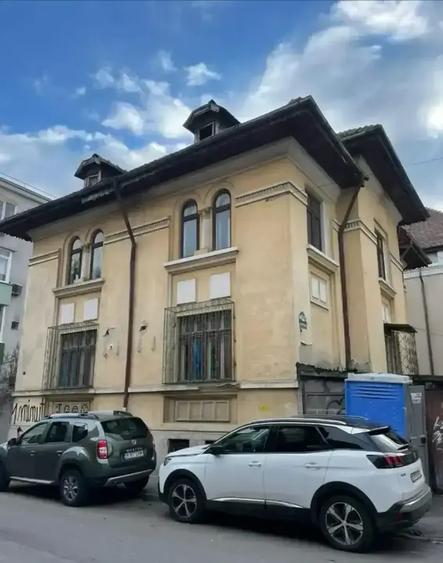 Casă cu 9 camere cu Canalizare în 1 Mai