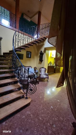 Casă cu 8 camere cu Teren 750 Mp în Central