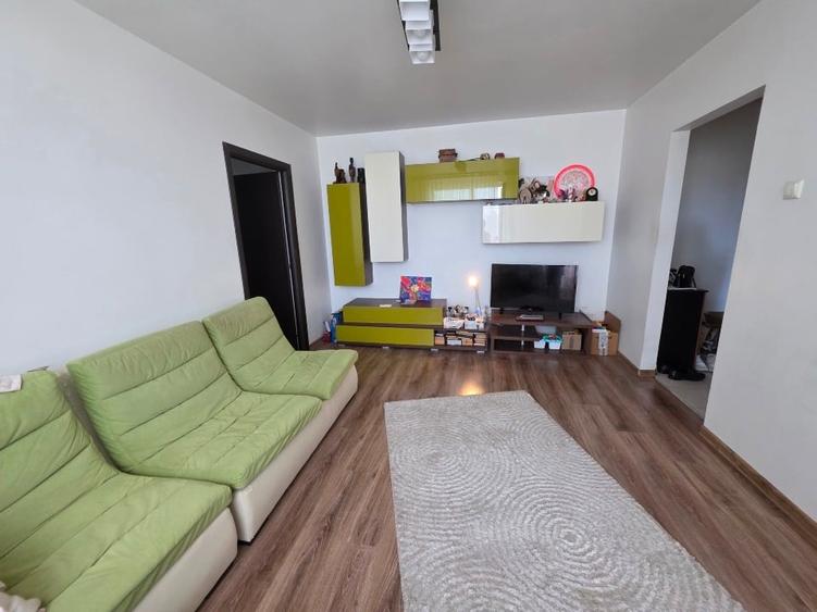 Apartament cu 3 camere semidecomandat, mobilat în Far