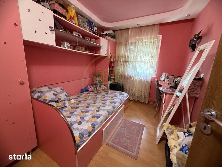 Apartament cu 3 camere semidecomandat în Craiovița Nouă