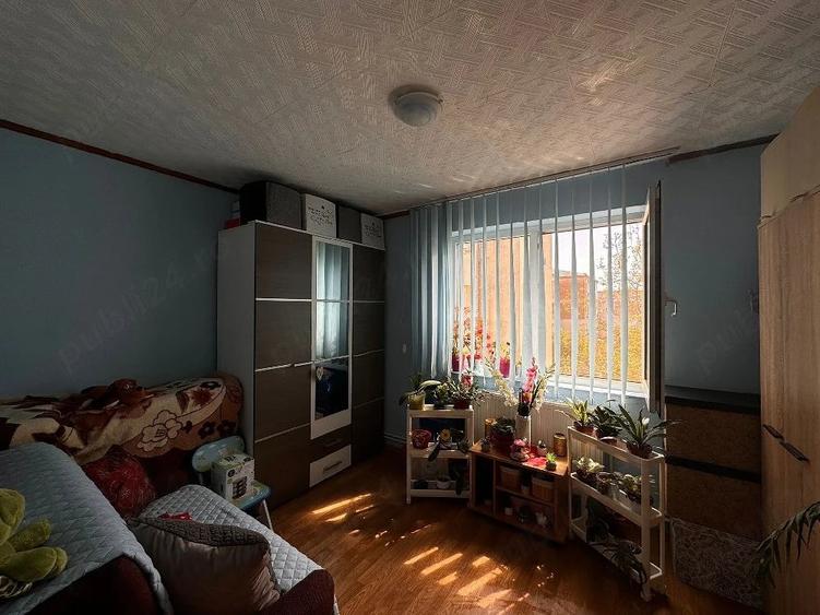 Apartament cu 3 camere semidecomandat în Gojdu