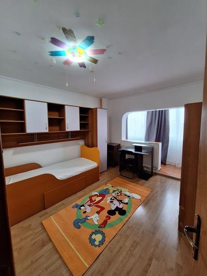 Apartament cu 3 camere semidecomandat în Exterior Vest