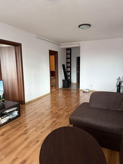 Apartament cu 2 camere semidecomandat în Apărătorii Patriei