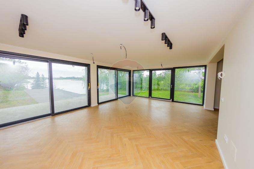 Casă individuală cu 6 camere cu Teren 5483 Mp în Apa