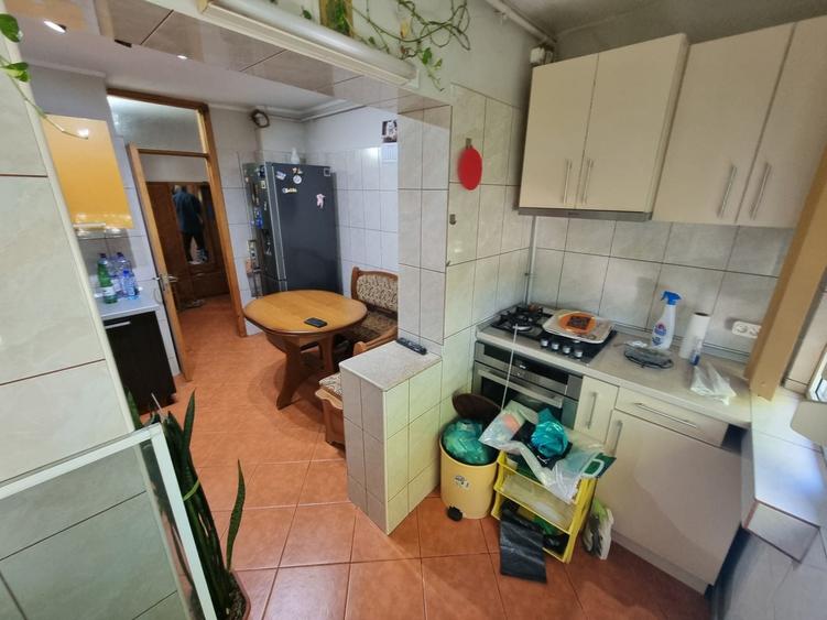 Apartament cu 3 camere decomandat, mobilat în Dacia