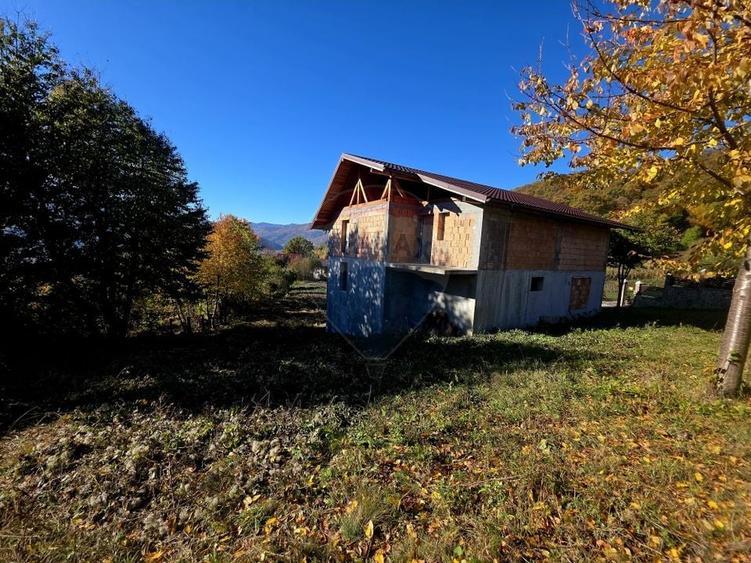 Casă individuală cu 5 camere cu Teren 2700 Mp în Alexandru cel Bun