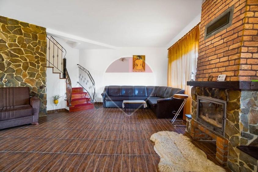 Casă individuală cu 5 camere cu Teren 696 Mp în Vulcan