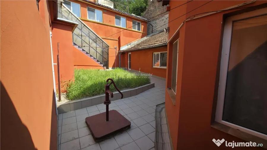 Casă cu 8 camere cu Teren 432 Mp în Central