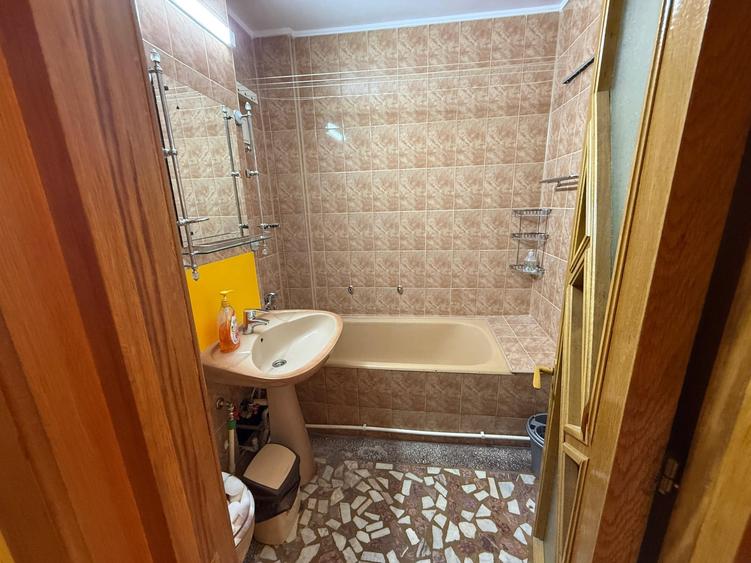 Apartament cu 2 camere decomandat în Trocadero