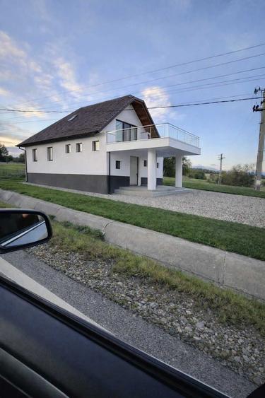 Casă cu 4 camere în Șinteu