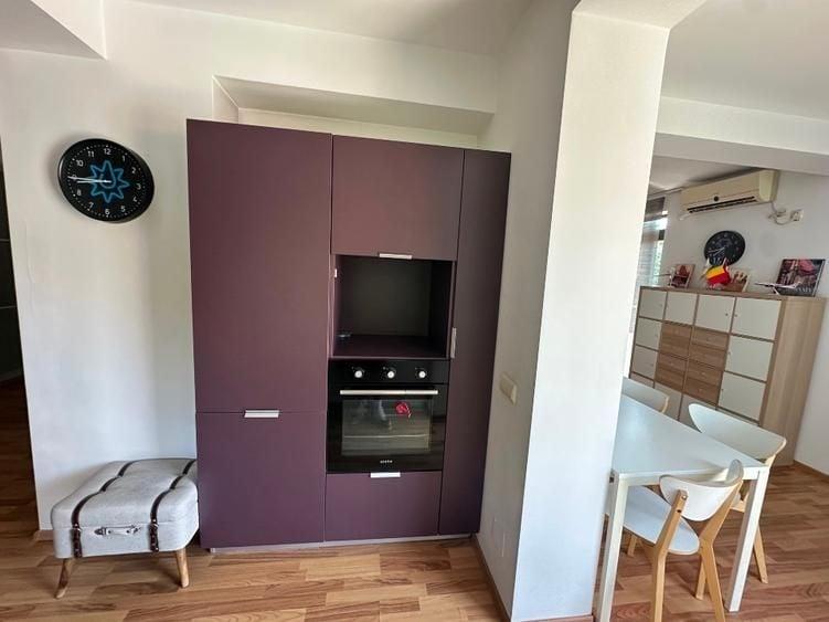 Apartament cu 3 camere semidecomandat, mobilat în P-ța Victoriei