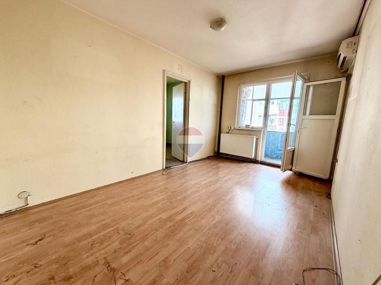 Apartament cu 3 camere semidecomandat în Aurel Vlaicu