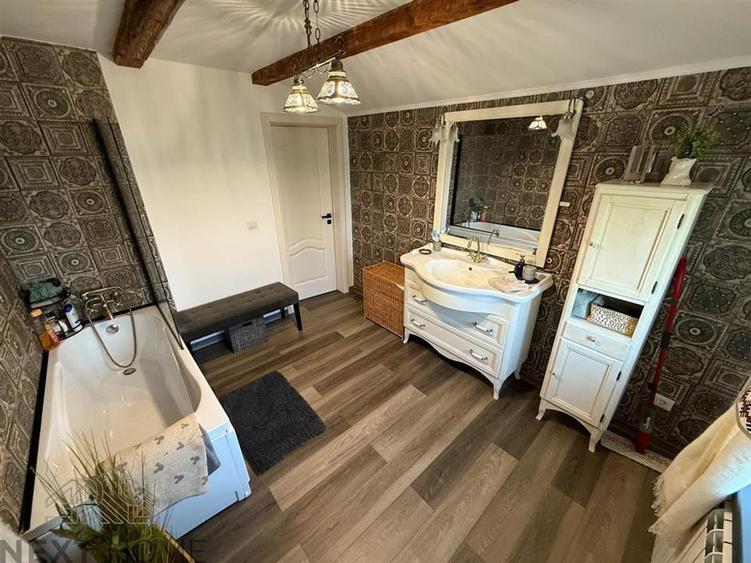 Casă cu 4 camere cu Teren 2400 Mp în Păulești