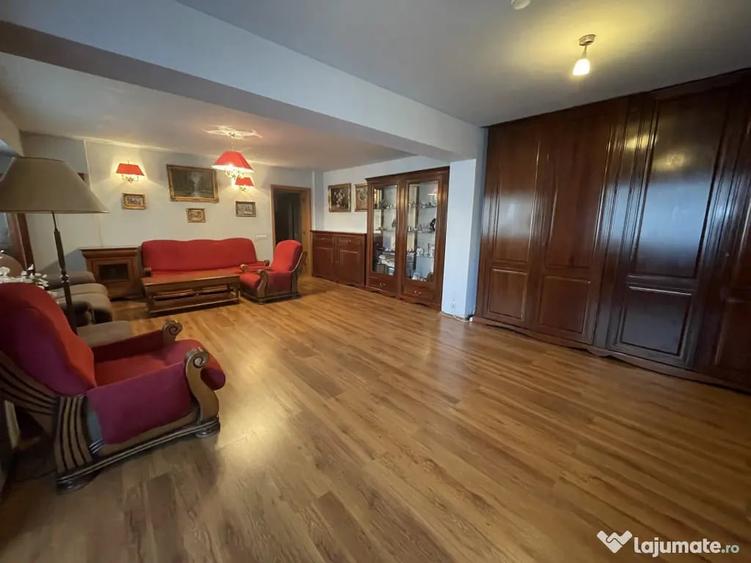 Apartament cu 4 camere decomandat în Victoriei