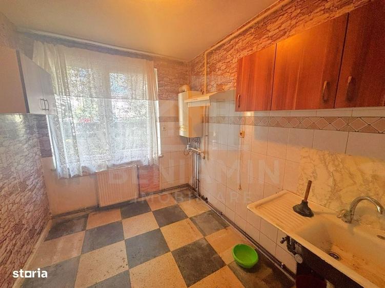 Apartament cu 3 camere semidecomandat în Tractorul